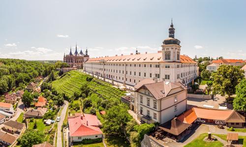 Kutná Hora: Pobyt s výhledem na chrám sv. Barbory v dobové Vile U Varhanáře *** s polopenzí a láhví vína