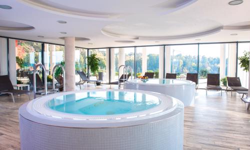 Lázně Velichovky: K-Triumf Resort **** se snídaní, wellness (vířivky, sauna) s výhledem na oboru + minibar