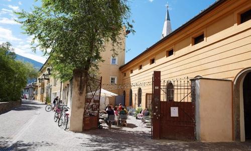 Letní dovolená nejen pro cyklisty v historickém městě Brixen: Hotel Alter Schlachthof se snídaní + kolárna