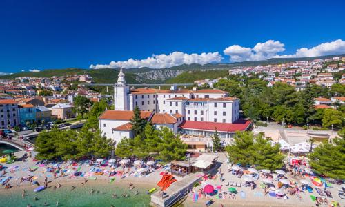 Letovisko Crikvenica jen 50 m od pláže v Hotelu Kaštel *** s polopenzí a nápoji + dítě do 12 let zdarma