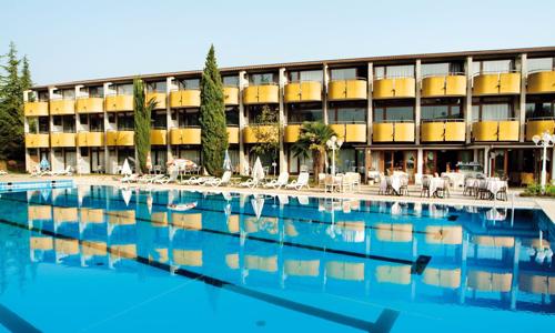 Letovisko Garda u jezera a blízko zábavních parků: Hotel Palme Complex *** s polopenzí a venkovním bazénem