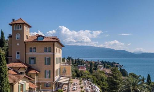 Letovisko Gardone Riviera u Lago di Garda v 5* Hotelu Villa Del Sogno se snídaněmi a venkovním bazénem + víno