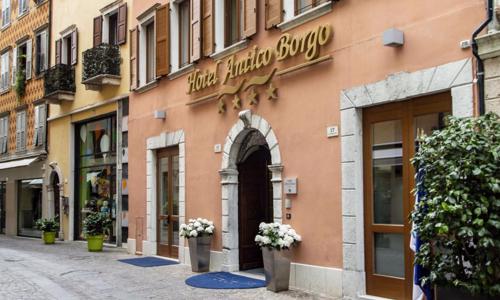 Letovisko Riva del Garda u jezera a památek v elegantním Hotelu Antico Borgo **** se snídaní nebo polopenzí