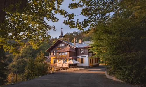 Liberec s výhledem na Ještěd: Hotel a lovecký zámeček Orion *** se snídaněmi nebo polopenzí + parkování zdarma