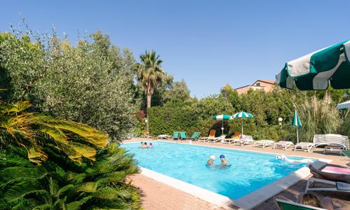 Ligurská riviéra 1 km od moře: Loano v klimatizovaném apartmánu ve Ville Paola + venkovní bazén a hřiště