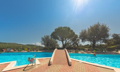 Ligurská riviéra 2 km od pláže a blízko památek: Dovolená ve Villaggio Colombo s venkovním bazénem + hřiště