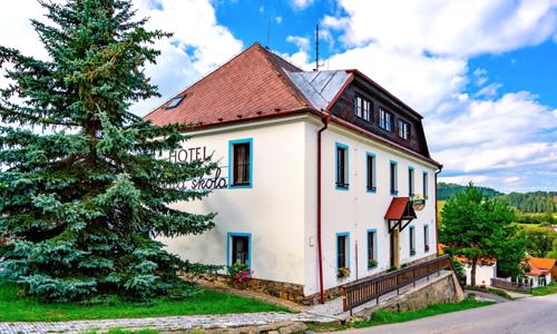 Lipno: Hotel Stará Škola na Šumavě se snídaní, privátním wellness, zapůjčením kol + víno a muzeum