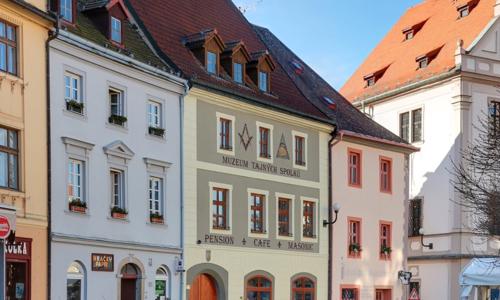 Loket u Karlových Varů s výhledem na hrad: Pension Masonic House **** se snídaní/polopenzí + vstupy do muzeí