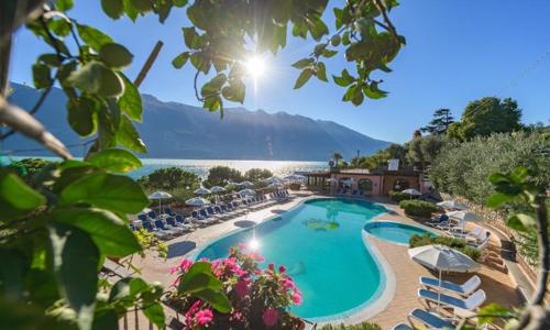 Lombardie: Limone v domku v Camping Parku Garda s přímým přístupem k jezeru + venkovní bazén a hřiště