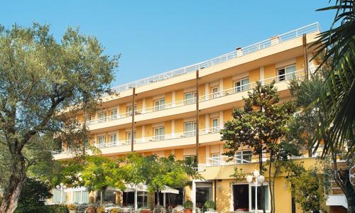 Lombardie pár kroků od jezera Garda: Hotel Internazionale **** s polopenzí, venkovním bazénem a slevou na golf