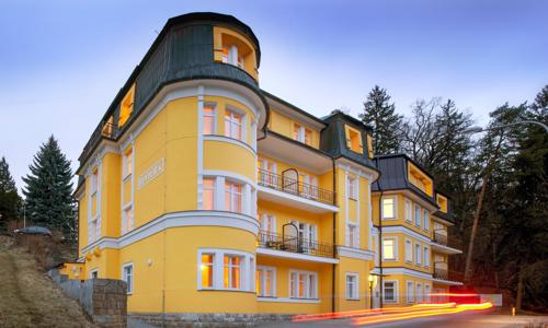 Luhačovice: Relax v Hotelu Riviera *** s polopenzí a balíčkem 7 ozdravných procedur + pitná kúra a občerstvení