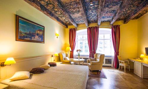 Luxusní Hotel Tyn Yard Residence **** v srdci Prahy jen 200 m od Staroměstského náměstí se snídaněmi v kavárně