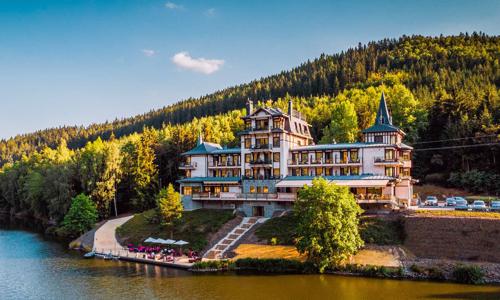 Luxusní relaxační pobyt u Karlových Varů v 5* Retro Riverside Wellness Resortu se snídaní, wellness a masáží
