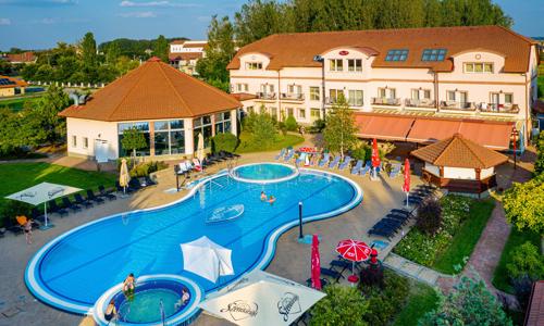 Maďarsko 200 m od lázní: Aqua-Spa Konferencia és Wellness Hotel **** s polopenzí + neomezený vstup do wellness