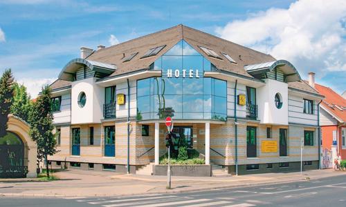 Maďarsko: Győr ve 3* budově Hotelu Kálvária se snídaní nebo polopenzí, vířivkou a 2 saunami + vstup do zoo