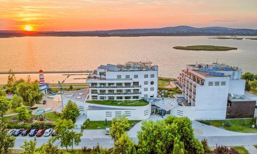 Maďarsko: Léto u jezera Velence ve Vital Hotelu Nautis ****+ s dvoupatrovým wellness, polopenzí a programem