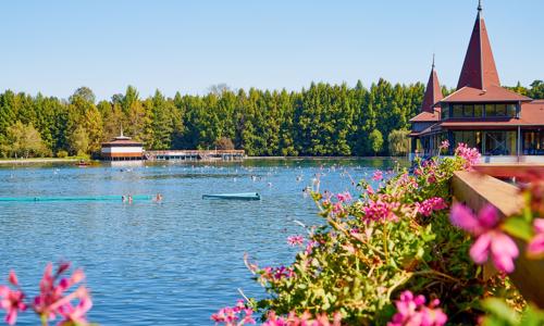 Maďarsko u termálního jezera: Hotel Fit Hévíz *** s polopenzí + neomezené wellness (horký bazén a sauny)