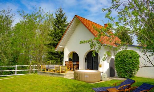 Maďarský venkov blízko Pécse a pohoří Zselic: Fehér Borház se snídaní, privátní vířivkou a zapůjčením kol