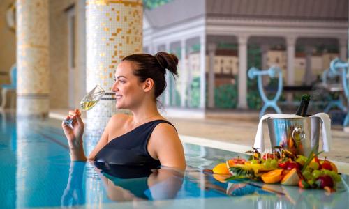 Mariánské Lázně: 5* Hotel Esplanade Spa & Golf Resort s bazénem, Římskými lázněmi a procedurou + snídaně