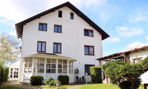 Mariánské Lázně blízko centra: Relaxační pobyt v B&B Hotelu Volčík se snídaní + masáž zad a šíje
