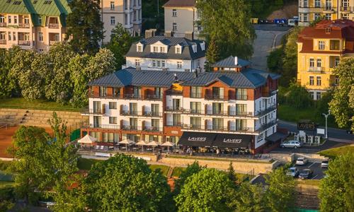 Mariánské Lázně luxusně: 4* Hotel Queens s polopenzí a neomezeným wellness (bazén, vířivka, sauny) + procedury