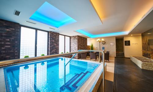 Mariánské Lázně: Luxusní Hotel Queens **** s neomezeným wellness centrem (bazén, vířivka, sauny) a polopenzí