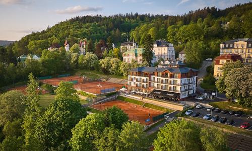 Mariánské Lázně: Luxusní Hotel Queens **** s neomezeným wellness centrem (bazén, vířivka, sauny) a polopenzí