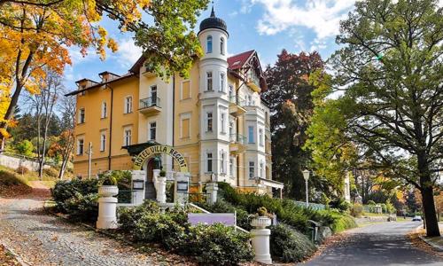 Mariánské Lázně nedaleko centra v historickém B&B Villa Hotelu *** se snídaněmi + zkrášlovací služby v salonu