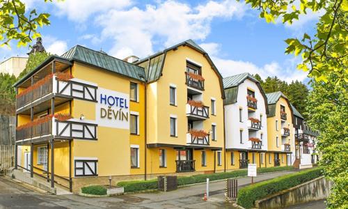 Mariánské Lázně: Pobyt ve Spa Hotelu Děvín **** se snídaní či polopenzí, saunou a vstupenkou do parku miniatur