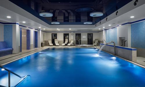 Mariánské Lázně v centru: Grandhotel Nabokov **** s polopenzí, neomezeným wellness a saunami + masáž