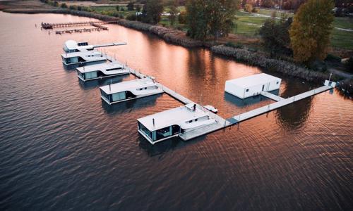 Mielno mezi mořem a jezerem: Domky na vodě Grand HT Houseboats se snídaňovým košíkem, saunou a bohatým vyžitím
