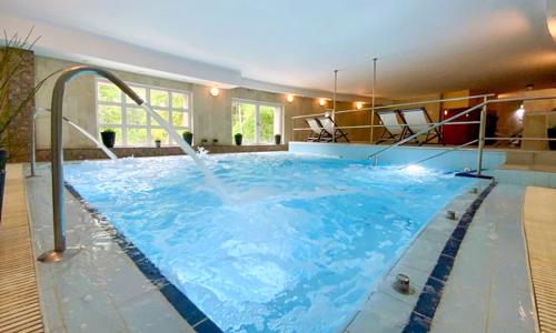 Miskolc jen 450 m od termálů: 4* Bástya Konferencia és Wellness Hotel s polopenzí + bazény, vířivky, sauny