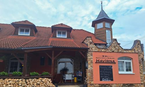 Moravský kras u zámku v Letovicích: Penzion Havírna se snídaní nebo polopenzí a bowlingem + litr sudového vína