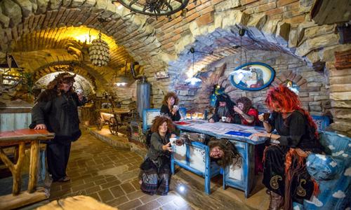 Na skok do pekla: Peklo Čertovina v Hotelu Kocourkov s polopenzí a hernou + sleva do Pohádkové vesničky