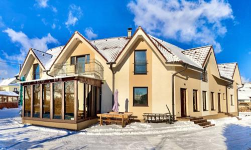 Národní park Vysoké Tatry blízko ski areálů: Nová Lesná ve Vile Lesana se snídaní + víno a sleva do aquaparku