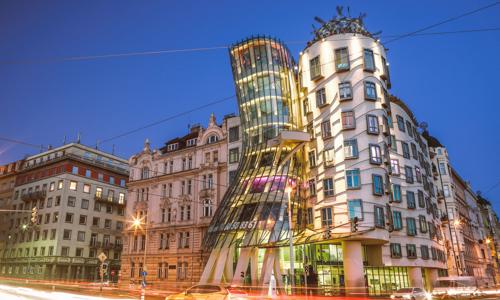 Nejstylovější ubytování v Praze: Hotel Tančící dům **** v pokoji Deluxe se snídaní, láhví Champagne + ovoce