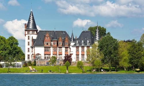 Německo u jezera Müritz v zámeckém Seehotelu Schloss Klink se snídaněmi, krytým bazénem a saunovou zónou