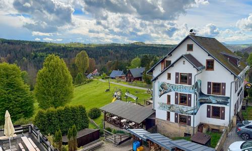 NP České Švýcarsko: Hřensko v Resortu Mezná se snídaní a privátním wellness (sauna, vířivka) + úschovna kol