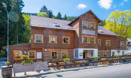 Pec pod Sněžkou ve stylovém Hotelu Hvězda *** s polopenzí, welcome drinkem a úschovnou kol + dětský koutek
