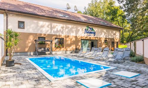 Pobyt 300 m od zámku Lednice v Penzionu Harmony se snídaní, venkovním bazénem a privátním wellness + drink