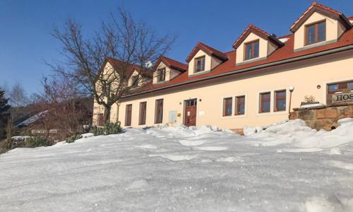 Pobyt blízko Zoo Dvůr Králové a běžkařských tras v Penzionu Pod Vyhlídkou se snídaní, infrasaunou a lahví vína