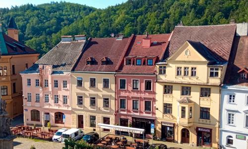 Pobyt jen 120 m od hradu Loket v Penzionu Atmosféra *** se snídaní/polopenzí, welcome drinkem a kávou