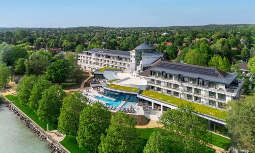 Pobyt na břehu Balatonu v Kenese Bay Garden Resort & Conference ****+ s polopenzí, soukromou pláží a wellness