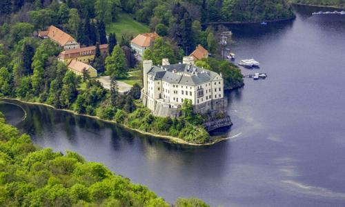 Pobyt (nejen) pro turisty nedaleko Slapské a Orlické přehrady v retro Penzionu Dalmo s bazénem + snídaně