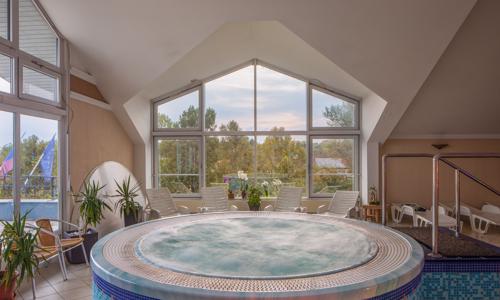 Pobyt u Balatonu: Kristály Hotel Keszthely **** s polopenzí a neomezeným wellness + balíček slev na procedury