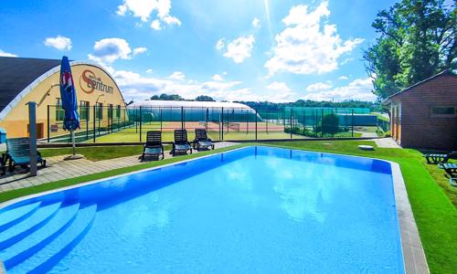 Pobyt u Prahy a zámku Konopiště: Hotel S-centrum Benešov *** s polopenzí, venkovním bazénem + privátní vířivka