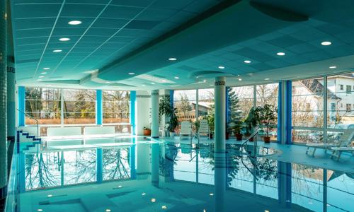 Pobyt u ski areálu v Yura Hotelu Čeladná s polopenzí, neomezeným wellness a fitness + dětský koutek a slevy