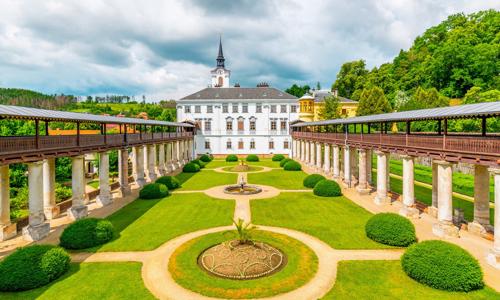 Pobyt u zámku v Hotelu Lysice *** s polopenzí a každodenním vstupem do wellness (vířivka, sauny) + láhev vína