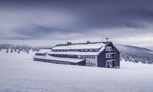 Pobyt v obklopení skiareálu mezi Špindlerovým Mlýnem a Pecí pod Sněžkou ve Dvorské Boudě s chutnou polopenzí