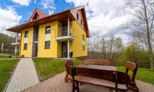 Pobyt ve Vysokých Tatrách v Resortu Vila Credo se snídaní a privátním wellness (vířivka, sauny) + láhev vína